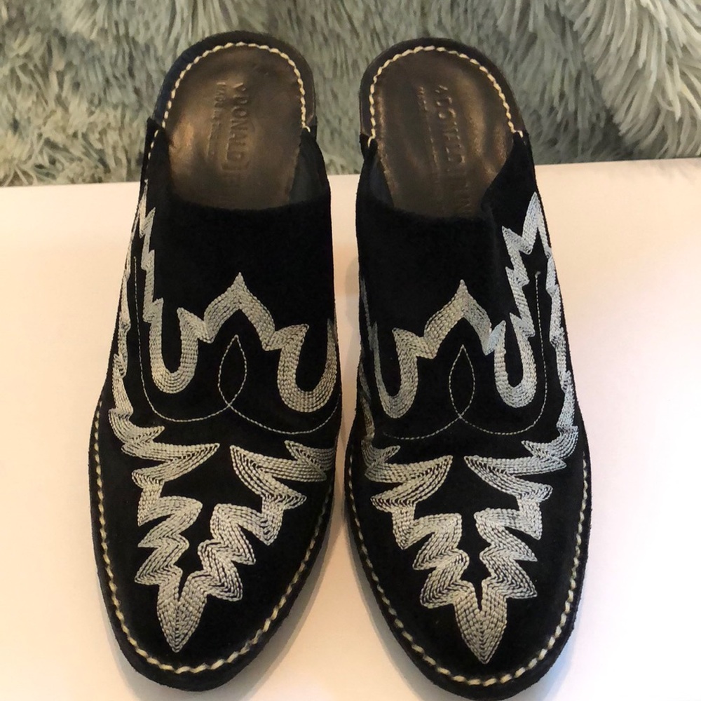Gorgeous DONALD J PLINER B & W Embroidered Mules